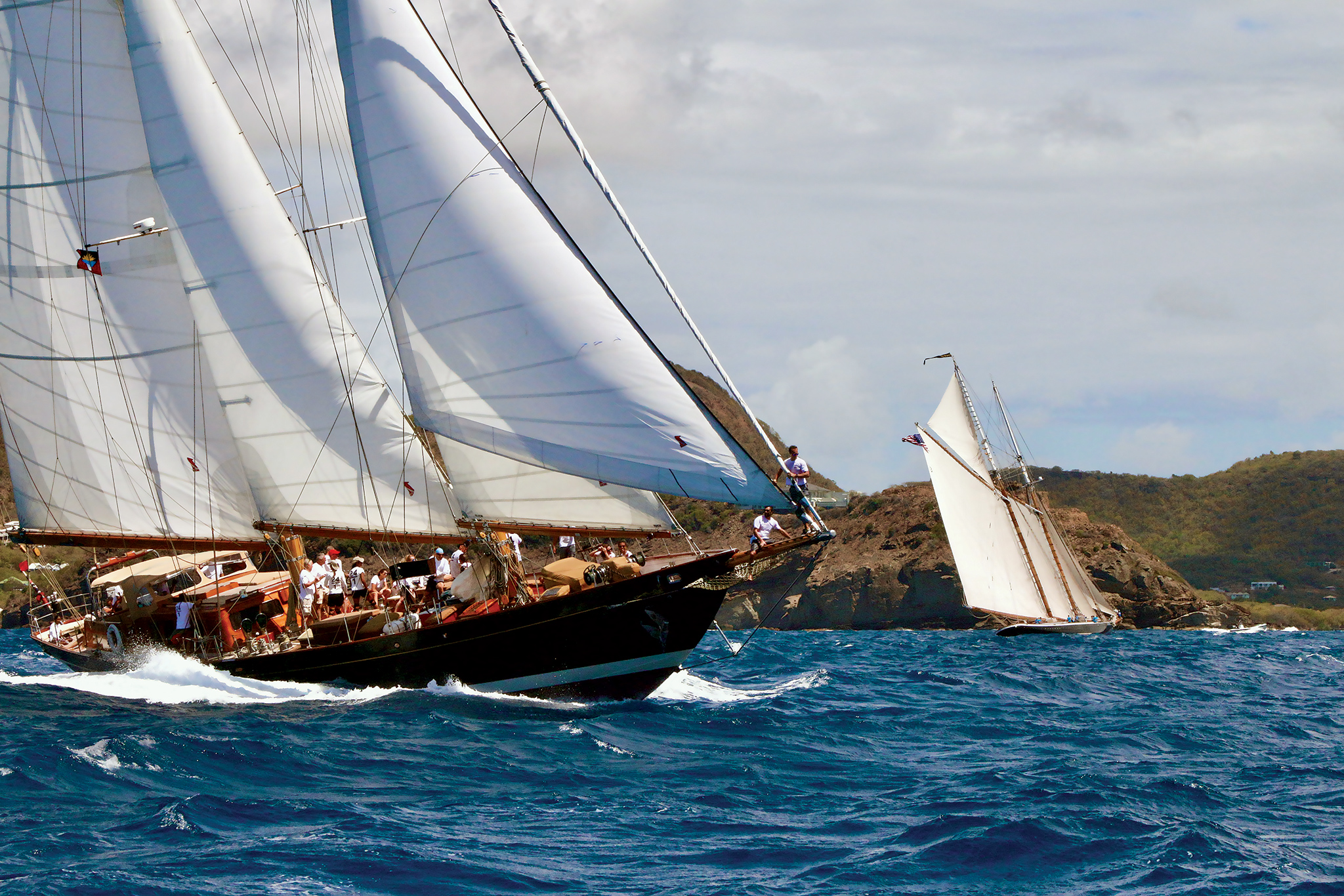 Aschanti powers through the blue.